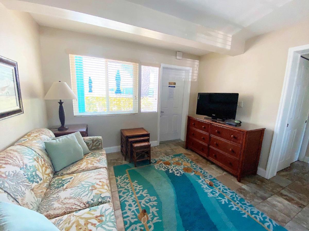 Nautical Watch Aparthotel Belleair Beach Bagian luar foto