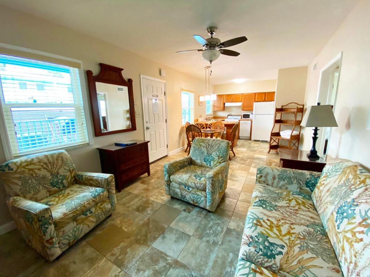 Nautical Watch Aparthotel Belleair Beach Bagian luar foto